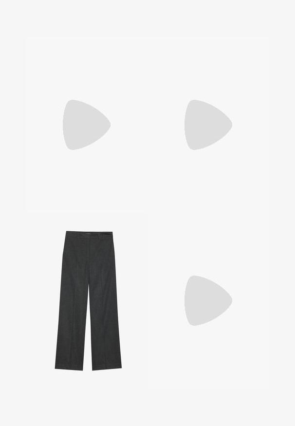 Bruine mouwloze top met een gedrapeerde voorkant, zijkant rimpeling en twee decoratieve knopen op de schouder in een soepel, rekbaar materiaal.; Donkergrijze wijde broek gemaakt van textuurstof, met een platte voorkant, ceintuurlussen en een schone afwerking aan de zoom.; Zwarte lederen instappers met een platte hak, met een decoratieve gouden hardware detail aan de voorkant en een gladde textuur.; Zwarte handtas met gestructureerde vorm, gladde textuur en een metalen sluiting. Gecombineerd met brede zwarte broeken en sandalen met open teen op een houten vloer.