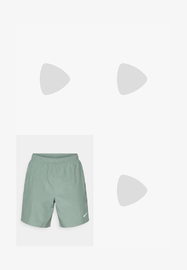 Beige kortærmet polo med en krave med tre knapper og et logo foran. Fremstillet af et glat, tekstureret stof.; Grønne Nike-shorts med elastisk talje, glat tekstur og et hvidt logo på venstre side. Ingen synlige lommer.; Beige atletiske sko med en tekstureret mesh-overdel, buet hvid mellemsål, sort sål og et subtilt camouflage-mønster. Har snørebånd og øjer.; Sort duffelbag med et stort hvidt Nike-logo, lavet af slidstærkt stof, med to håndtag og en justerbar skulderrem.