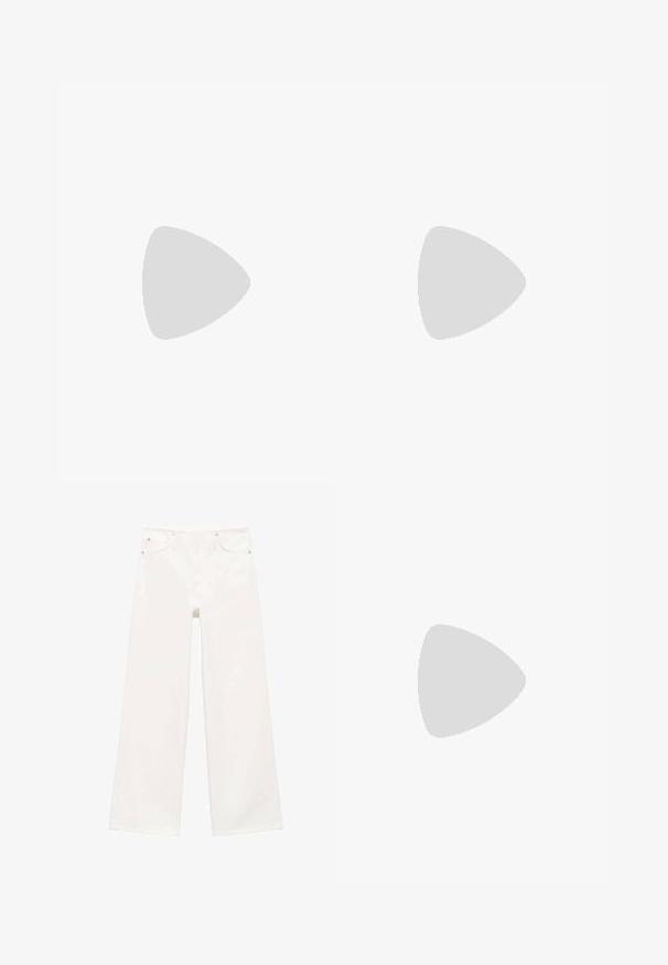 Lehká, průsvitná košile na knoflíky s límečkem, s bílým pozadím a černými puntíky. Dlouhé rukávy s knoflíkovými manžetami.; Bílé široké džíny s vysokým pasem, s předním zapínáním na knoflík a zip, dvěma předními kapsami a poutky na opasek.; Hnědé kožené lodní boty se zlatými očky, kulatými tkaničkami a texturovanou hnědou gumovou podrážkou. Obsahují zašitý detail a vyvýšené logo.; Krémová křížová taška vyrobená z plátna s opakujícím se vzorem loga MK, zlatými kovovými doplňky a řetízkovým popruhem. Obsahuje zipové zapínání a kožené akcenty.