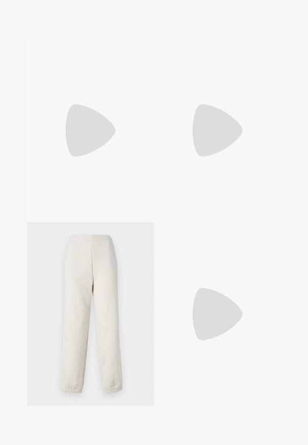 Langermet topp i marineblå og hvite striper, med rund hals og avslappet passform. Laget av et lett og teksturert stoff.; Lys beige joggebukser med elastisk liv og mansjetter, laget av myk, strukturert stoff. Har en avslappet passform og et enkelt design.; Hvit sneaker laget av glatt syntetisk materiale, med avrundet tå, snøredesign, flat såle og subtil perforering.; Brun kunstlæder skuldertaske med buet form, minimal syning og detaljer i guld-tonet hardware. Har en top lynlås lukning og justerbar rem.