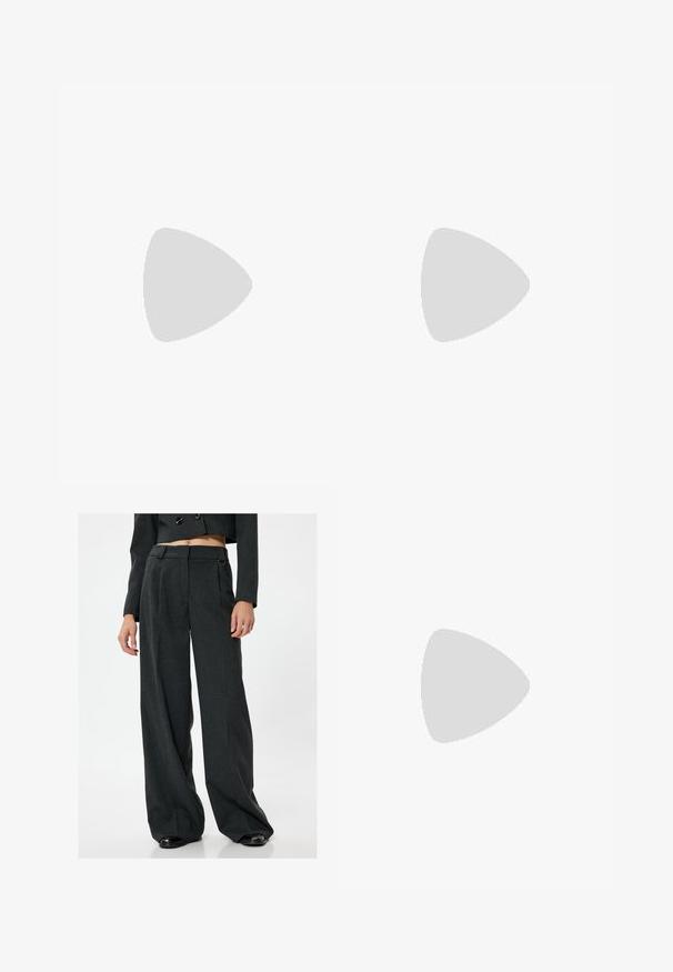 Camiseta corta de manga blanca hecha de algodón, con cuello redondo y un corte relajado. Textura suave y sin patrones ni adornos visibles.; Pantalones de pierna ancha grises con una tela texturada, que presentan una cintura alta, bolsillosLaterales y presillas para cinturón. Acabado suave y pliegues sutiles.; Anna Field Botines bajos - black; Bolso de cuero marrón con un diseño holgado y sobredimensionado. Cuenta con un asa de bucle y una apertura en V profunda para un fácil acceso. Textura suave, estilo minimalista.