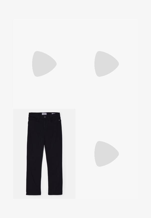 Harmaa ilman hihnoja oleva tanktop, joka on valmistettu ribbineuloksesta. Ominaisuuksiin kuuluu pyöreä kaula-aukko ja vartalonmyötäinen muoto. Yksinkertainen muotoilu, ei näkyviä kuvioita tai koristeita.; Mustat farkut, joissa on slim fit -leikkaus, etupainike, vyölenkit ja etutaskut. Pehmeä materiaali, jossa on sileä tekstuuri.; Mustat nahkasaappaat nilkkakorkeudella, joissa on terävä kärki ja tukeva neliön muotoinen korko. Sileä pinta, saumaton muotoilu ja minimalistinen ommel.; Tan värinen nahkainen olkalaukku, jossa on toistuva kuvio mustilla yksityiskohdilla, suorakaiteen muotoinen, kaksi kantohihnaa ja kultaketju.