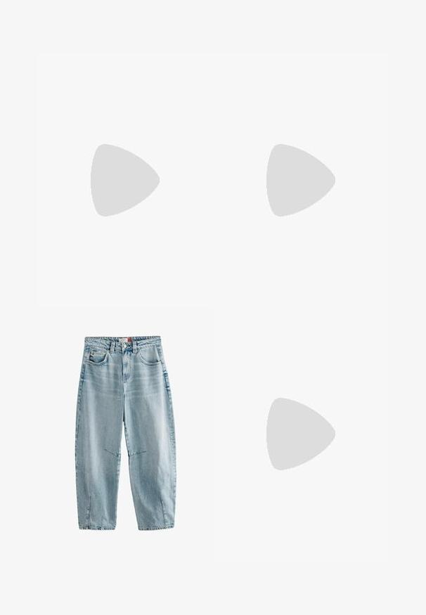 Crna bezrukavna majica s tankim naramenicama, izrađena od glatke tkanine. Ima labav kroj i dvije bočne džepove za dodatnu praktičnost.; Svijetloplave traperice visokog struka, opuštenog kroja, s dva prednja džepa, diskretnim izblijedjenjem i bočnim prorezima na rubu.; Svijetlosmeđi slingback cipelama s šiljastim prstom, mekim suedenim teksturom, s dvije dekorativne kopče i niskim, ravnim potplatom.; Tamnasti kožni ručni torba sa zakrivljenim oblikom, zlatnim hardverom i tankim remenom za rame. Sadrži zatvaranje na patentni zatvarač i detalj s logotipom na prednjoj strani.