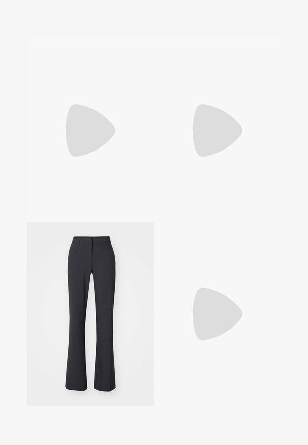 Maglietta sportiva a maniche lunghe di colore bordeaux con colletto a mezza zip, dotata di logo Nike sul petto e design aderente che si restringe in vita.; Weekday SUITING - Pantaloni - dark grey; Infradito neri a pianta piatta con sottili fasce regolabili, puntale rettangolare e finitura opaca texturizzata. Presentano un tacco basso, leggermente squadrato.; Occhiali da sole argentati con un design avvolgente e slanciato. Lenti trasparenti e dettagli texture neri sulle aste. Materiale plastico leggero.