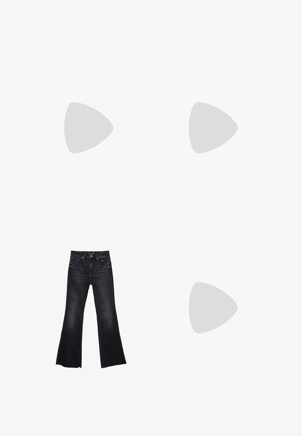 Grå kortärmad långärmad topp med V-ringning, med tre knappar framtill. Matchad med mörka högmidjade byxor. Vit linne synligt under.; Svarta utställda jeans i denim med en något blekt textur. Har framlappar, dragkedja och synliga sömnadsdetaljer.; Bershka Sandaletter - black; Vit läderhandväska med en strukturerad design, som har ett ovanförhandtag och en guldfärgad lås. Slät textur och minimalistiska detaljer.
