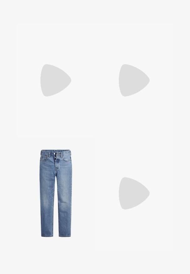 Pulover s dugim rukavima u krem boji. Mekani, lagani materijal s opuštenim krojem i naboranim strukom. Okrogli izrez i malo spušteni ramenima.; Svijetloplave traperice ravnog kroja, s pet džepova i dugmetom za zatvaranje. Imaju suptilno izbljeđivanje i akcentirane narančaste šavove.; Smeđi suknjasti slip-on cipela s niskim potpeticom, s podesivim remenom sa srebrnom kopčom i crnom gumenom đonom.; Smeđa suđena torba za rame s glatkom teksturom, zakrivljenim oblikom i jednim remenom. Ima zatvaranje na patentni zatvarač i bešavno dizajniranje.