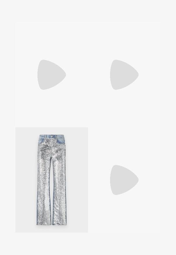Musta nahkainen lyhyt takki lyhyillä hihoilla, kultaisilla napilla ja kahdella etutaskulla. Sileä pinta ja klassinen kaulustyyli.; Valkoiset helmikirjailulla varustetut farkut, joissa on levenevä muotoilu, denimi-vyötärö ja sivut, jotka luovat tekstuurisen, heijastavan pinnan.; Musta patenttinahkainen tasapohjainen kenkä suoralla varvastyöllä, nilkkahihna hopeisilla yksityiskohdilla ja tasainen pohja. Sileä pinta ja minimalistinen muotoilu.; Musta nahkakäekott, millel on frantsiisidetailid, kuldne õlgade rihm ja lõikega käepide. Ees on logo paigutus.