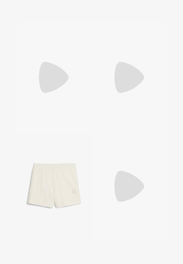 Šviesiai rožinė medvilninė marškinėliai trumpomis rankovėmis, su apvaliu kaklu ir mažo siuvinėtų logotipu krūtinėje bei ant rankovės. Lygi tekstūra.; Kremių spalvos sportiniai šortai su elastinga juosta, priekyje su mažu baltu logotipo užkliju, turintys lygią audinio tekstūrą.; Baltos sportbačiai su sidabro akcentais, tinklelio medžiaga ir masyvūs dizainai. Suderinti su baltais kojiniais, turinčiais juodus zigzago raštus.; Juodas odinis krepšys su išlenkta forma, nuimamu dirželiu ir auksiniais detalėmis. Krepšys turi kilpą su sagtimi.