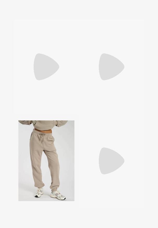 Camiseta de color azul marino con mangas cortas y cuello redondo. Presenta la palabra "Blauer" en brillantes decorativos a lo largo del frente.; Pantalones de chándal beige hechos de una tela suave, con una cintura elástica con cordón, bolsillos laterales y puños ajustados en los tobillos.; La zapatilla de correr presenta una parte superior de malla plateada y blanca con un acento verde. La suela es gruesa y texturizada, diseñada para ofrecer amortiguación y soporte.; Gafas de sol negras con forma angular de ojo de gato, con lentes oscuros y tintados. Acabado en oro en la patilla. Montura de plástico suave.