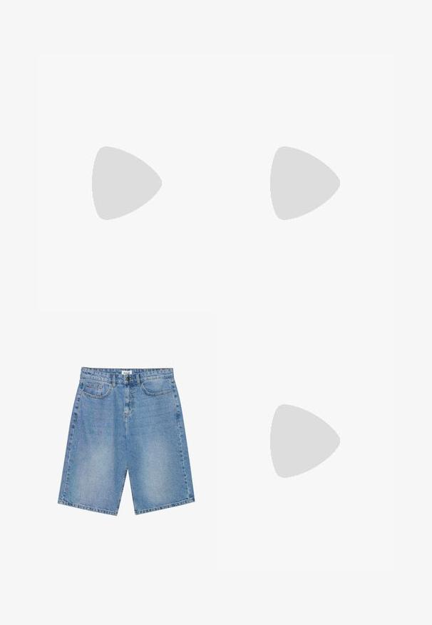Blå T-shirt med korte ærmer og orange "Nike Athletic Department" tekst, Nike swoosh og grafisk motiv af en muskuløs figur, der bryder klassiske søjler.; Lysblå denimshorts med lige pasform, fem-lomme design og kontrastsyning. Har en knap og lynlåslukning.; Hvide lædersneakers med perforeringer, rund tå, flad sål og tykke snørebånd, med et synligt swoosh-logo og "AIR" på hælen.; Skildpaddefarvede solbriller med grønne linser, der har en oktagonal form og slanke, buede arme. Materialet har en blank finish.