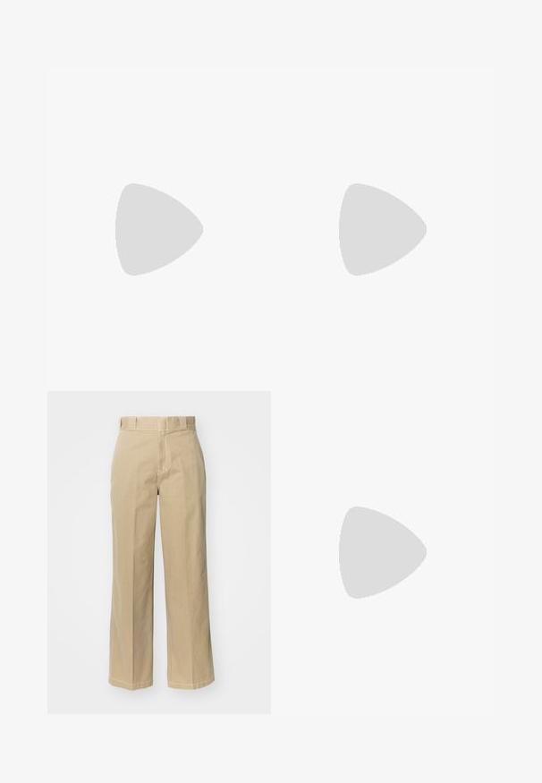 Bordová tričko s krátkým rukávem vyrobené ze 100% bavlny, s kulatým výstřihem a malým vícemořeným logem "Dickies" na hrudi.; Béžové široké kalhoty vyrobené z bavlny, se smyčkami na opasek, zipovým zapínáním a kontrastním prošitím podél švů.; Růžové semišové tenisky s bílými pruhy, gumovou podrážkou, texturovaným svrškem a logem na jazyku. Klasický nízký design.; Hnědá velurová kabelka přes rameno s velkým otvorem a dlouhými třásněmi po obou stranách, s hladkým povrchem a jedním držadlem.