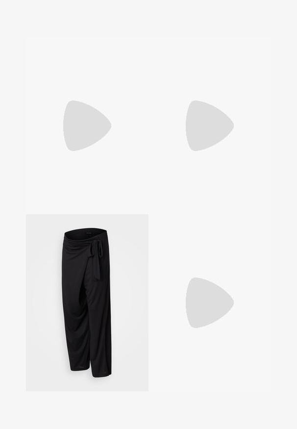 Dos camisetas de maternidad de manga larga: una en blanco con fruncidos laterales y otra en color mostaza, ambas con escote redondeado.; Pantalones negros, holgados y confeccionados con una tela suave, con un cinturón de lazo en la cintura, que presentan un diseño drapeado y una longitud recortada.; Zapatillas blancas con acentos melocotón, hechas de tela suave, con un diseño de corte bajo y punta redonda, montadas sobre una suela gris texturizada.; Bolso de hombro de cuero negro con correa de cadena, que presenta un logotipo dorado y compartimentos con cremallera. Textura suave con una superficie estampada.