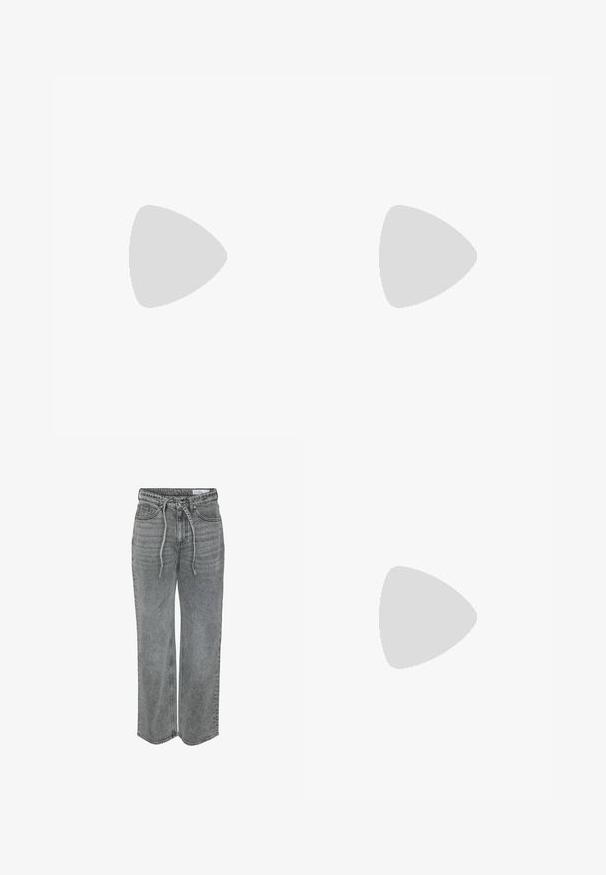 Mørk grå kortermet t-skjorte med et hvitt dragegrafikk og teksten "FIREY MUSE" i fet skrift. Laget av bomull.; Grå denim vide bukser med snor i taljen, forlommer og subtil fading, med synlige søm langs sømmene.; Sorte patentlær Mary Jane-sko med spiss tå, justerbar stropp og blokkhæl, med en glansfull overflate og minimalistisk design.; Svart syntetisk lærveske med myk tekstur, hobo-form og doble skulderstropper; har en blank overflate og minimalistisk design.