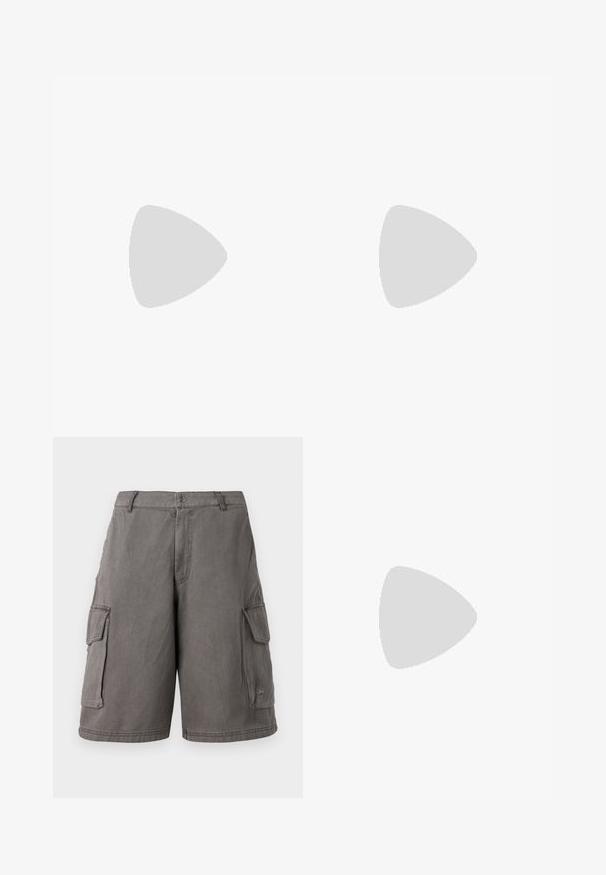 Tricou scurt cu mânecă albă, având un mic imprimeu floral în nuanțe de albastru. Materialul are o textură ribbed și un guler clasic de tip crew.; Pantaloni scurți cargo gri, confecționați dintr-un material durabil, cu buzunare laterale, închidere cu nasture și cusături decorative. Prezintă un logo pe marginea inferioară.; Pantofi ușori gri, cu superior din plasă și talpă intermediară amortizată. Prezintă o curea cu arici și vârf rotunjit cu un design de talpă decupată.; Pătrată argintie metalică cu un design elegant și structurat, având un corp texturat, o curea pentru umăr și un accent cu logo embosat.