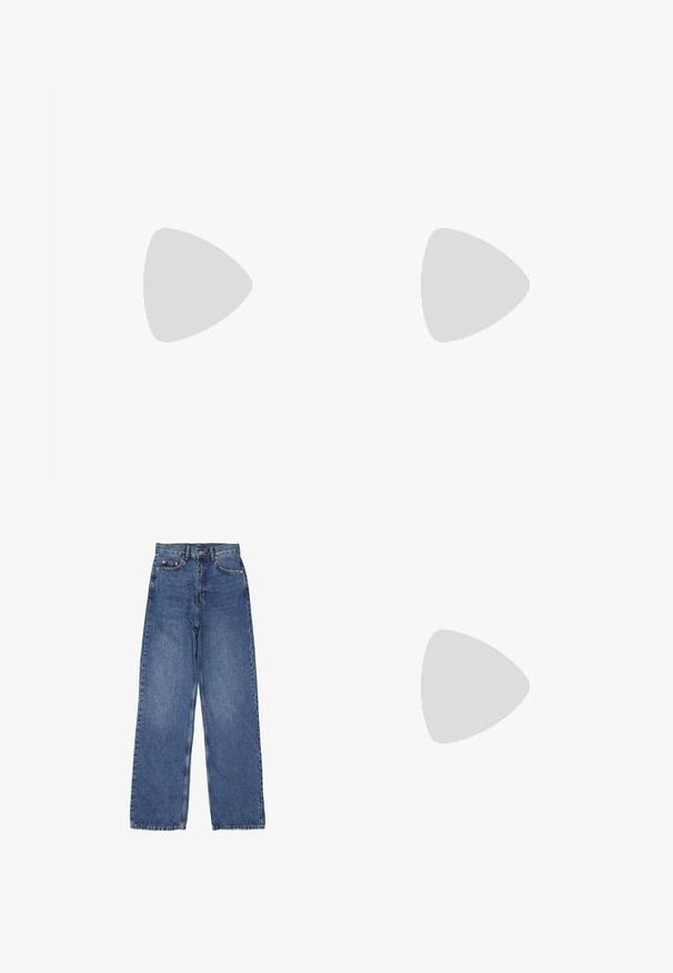 Hvid ribbet behåret top med rund halsudskæring, ærmeløst design og et lille logo på fronten. Glat tekstur og tætsiddende pasform.; Denim jeans med høj talje og bred ben, med en klassisk blå vask, synlig syning og metalhardware på frontlommen.; Bordeaux patenteret læder loafers med en syet, rund tå og et lille dekorativt bånd. Lav, sort gummihæl. Glat tekstur.; Brun læderhandbag med rektangulær form, aftagelig rem og sølvfarvet hardware. Har to tags hæftet til håndtaget.