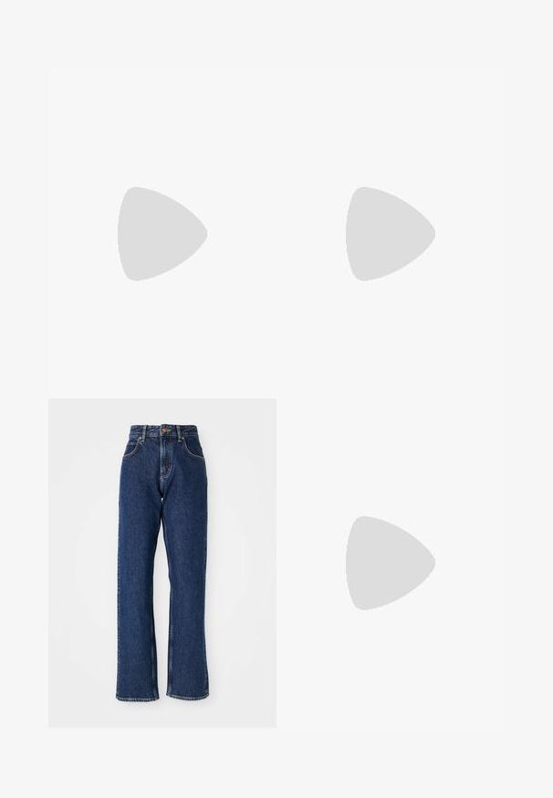 Olkaimeton toppi valkoista puuvillaa punaisilla yksityiskohdilla. Etuosassa on painettuna "NEW YORK CITY 28" ja tähtiä, ja siinä on solmittu nauha yksityiskohtana.; Tummansiniset korkeavyötäröiset suorat farkut, joissa on etunappi, vetoketjukiinnitys sekä näkyvät kor stitching taskuissa ja saumoissa.; Musta mokkanahkainen tennari, jossa valkoiset raidat ja yksityiskohdat, pyöreä kärki, purukumipohja, yhdistetty valkoisiin ribbineuleisiin nilkkasukkiin.; Monivärinen käsilaukku mustasta, valkoisesta ja beigestä verkosta. Siinä on teksturoitu kahva, nauhatyyppinen muotoilu ja irrotettava olkahihna.