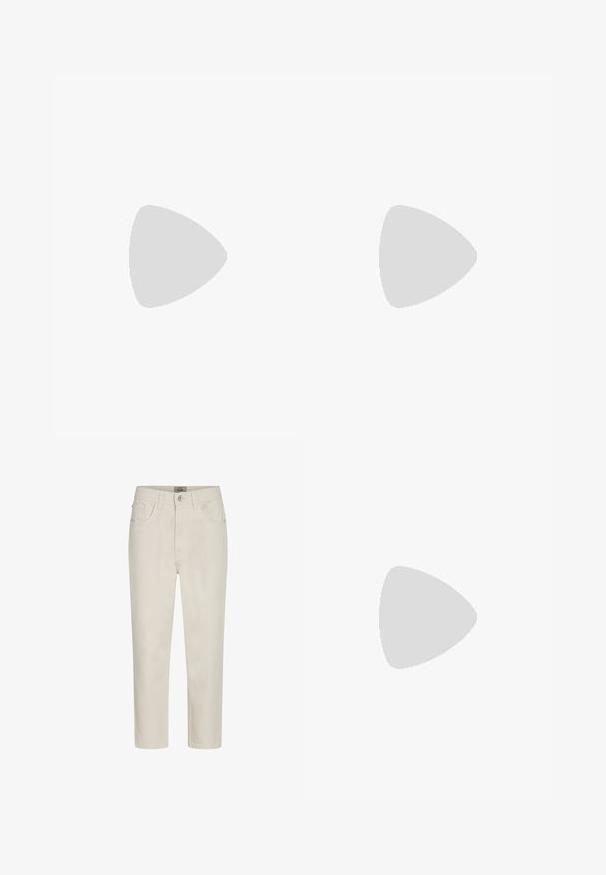 Heren zwart T-shirt gemaakt van zachte katoen. Heeft een levendige blauwe grafiek met palmbomen en tekst, ronde halslijn en korte mouwen.; Crème-kleurige katoenen broek met een rechte snit, vijf-pocket ontwerp, voorste knoopsluiting en taps toelopende broekspijpen. Gladde textuur, geen patronen.; Zwarte leren oxford schoenen met vetersluiting, ronde neus, platte rubberen zool en subtiele stiksel details langs het bovenwerk.; Zwarte zonnebril met rechthoekige montuur, grijs getinte glazen en een uitgesneden ontwerp bij de neusbrug. Strak, glanzend kunststof materiaal met smalle veren.