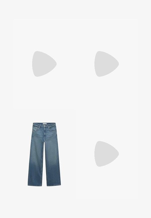 Lyserød ærmeløs top med rynket hals, flydende design og frynset kantdetalje, lavet af blødt, tekstureret stof.; Lysblå vid ben jeans lavet af denim, med mellemhøj talje, to frontlommer og klassiske syninger.; Hvide flip-flops med en tekstureret sål, der har tynde stropper og et fladt design. Lavet af gummi med et subtilt logo på indersiden.; Oktagonale solbriller med mørke linser, guld metal accenter og sorte plastarme; inkluderer en aftagelig guld kæde.; Hvid håndtaske med teksturerede, skællede udsmykninger. Har et vævet håndtag og en sølv kædedyse for alsidighed.