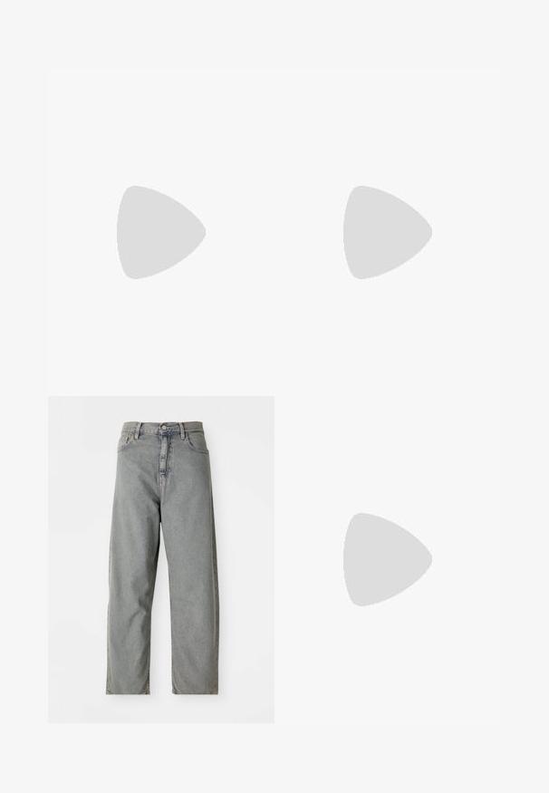 Mørkegrå t-skjorte med korte ermer og en litt løs passform; har Roxy-logo i lys farge foran, mykt stoff med en vaskeskjønnhet.; Lys grå denimjeans med rett bendesign, med knappelukking foran, fem lommer og subtil falming.; Beige semsket sko med hvite striper, gummisåler og rund tå. Kombinert med løse denimjeans som viser rette ben og blått stoff.; Svart lærveske med en buet form, avtagbar stropp og gullbeslag. Vesken har et klaff med spenne-detall.