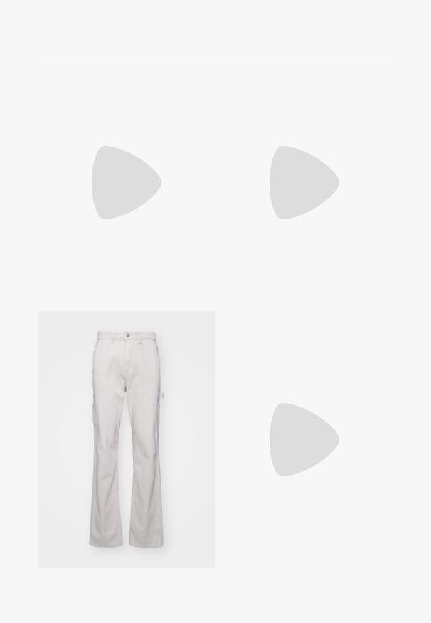 Haut noir à manches courtes en tissu léger avec des rayures verticales. Il possède un col rond et une silhouette ajustée.; Pantalons cargo gris clair avec une coupe droite, dotés de poches latérales et d'une fermeture à bouton. Fabriqués en tissu robuste et texturé.; Chaussures noires à enfiler avec semelle blanche, texturées, associées à un jean gris avec un motif subtil, sur un fond de tapis bleu.; Lunettes de soleil en écaille de tortue avec verres gris et monture carrée, dotées d'accents métalliques sur les branches et d'un logo intégré dans le design.