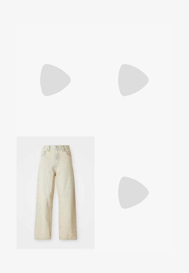 Bílý crop top s květinovým vzorem a béžovými květy hibiskusu, na kterém je vyšité logo "Roxy" v maroon barvě. Má design s halter krkem.; Široké denimové džíny v jasné béžové barvě, s předními kapsami, vysokým pasem a jemnými švy. Vyrobeno z texturované denimové tkaniny.; Chunky bílé tenisky vyrobené z texturované síťoviny a syntetických materiálů, s tlustou podrážkou a složitými vzorovými detaily podél stran.; Beige kabelka vyrobená z měkkého materiálu, s volným designem, prošívanými detaily a dvěma ramenními popruhy. Vhodná pro každodenní použití.