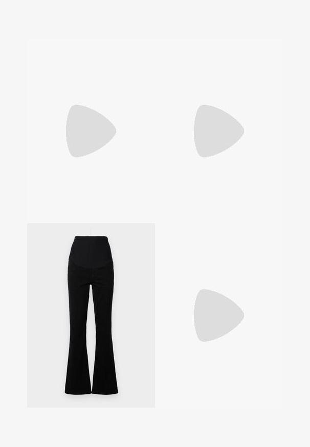 Maglietta premaman nera a maniche lunghe con la scritta bianca "Aspettando un piccolo elfo" e scarpe da elfo verdi e rosse in fondo. Materiale in cotone morbido.; Jeans neri a palazzo con vita alta, realizzati in denim. Presentano uno stile a cinque tasche e una texture liscia con dettagli cuciti.; Mocassini in pelle nera con punta arrotondata, dettagli cuciti e tacco basso. Texture liscia e suola in gomma flessibile.; Borsa nera con forma strutturata, texture liscia e una chiusura metallica. Abbinata a pantaloni neri larghi e sandali open-toe su un pavimento in legno.