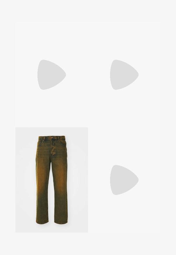 Lys beige bomulds t-shirt med korte ærmer og rund halsudskæring. Har en mørkebrun logo tekst "DICKIES" på venstre brystområde.; Grønne og brune denimjeans med lige ben-design, med en frontknaplukning, fem lommer og en falmet finish.; Sorte lædersneakers med hvide snørebånd, der har et kontrasterende hvidt logo og syninger. Designet inkluderer en robust gummisål og en slank silhuet.; Fem sølvringer: en med en sort cirkulær detalje, en med et hvidt og sort geometrisk mønster, og de andre med forskellige former og overflader.