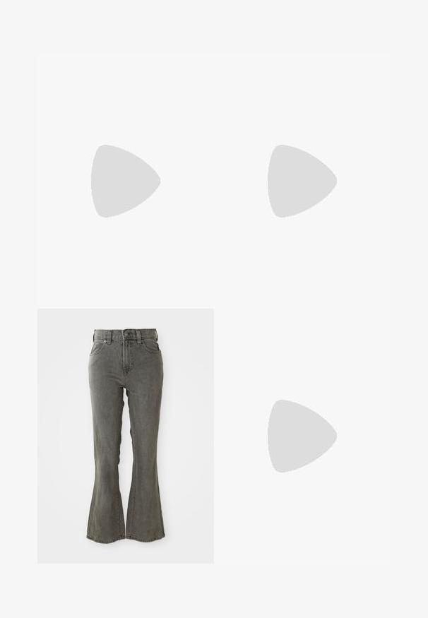 Hvid bomulds t-shirt med et stort lilla "ROXY" logo, et grønt blomstermotiv og "SUNSET CHASE" i gult, med afslappede korte ærmer.; Grå denim jeans med flare, høj talje, bæltestropper, fem lommer og en blød, struktureret stoffinish.; Hvide kanvas sneakers med lavt skaft, gummisål, rund tå, snørelukning og læderstribe på siden.; Sølv kædearmbånd med forlængede led over. Nedenunder et farverigt perlearmbånd med sorte, blå, grønne, gule, røde og klare perler.