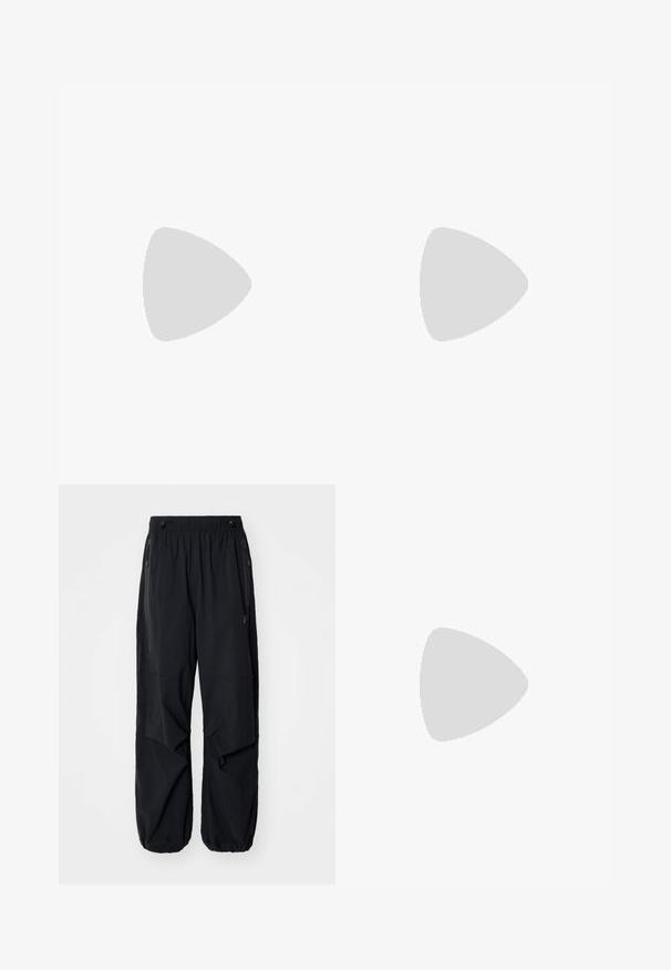 Bežna polo majica iz gladkega materiala, z črnim ovratnikom, tremi gumbi in grafičnim oznako na levi prsni strani v črni in rdeči barvi.; Črne lahke cargo hlače z elastičnim pasom, stranskimi zadrgami in prostornimi žepi. Imajo ohlapno prileganje in zožene manšete.; Črne tekaške superge, ki združujejo mrežaste in sintetične materiale, imajo debel podplat, ukrivljen oblikovni slog ter izrazito blagovno znamko na strani.; Prozorni zaščitni očala z lahkim, prozornim okvirjem in sivo obrobo. Imajo zasnovo, ki se ovija okoli oči, ter nastavljiv nosni del.