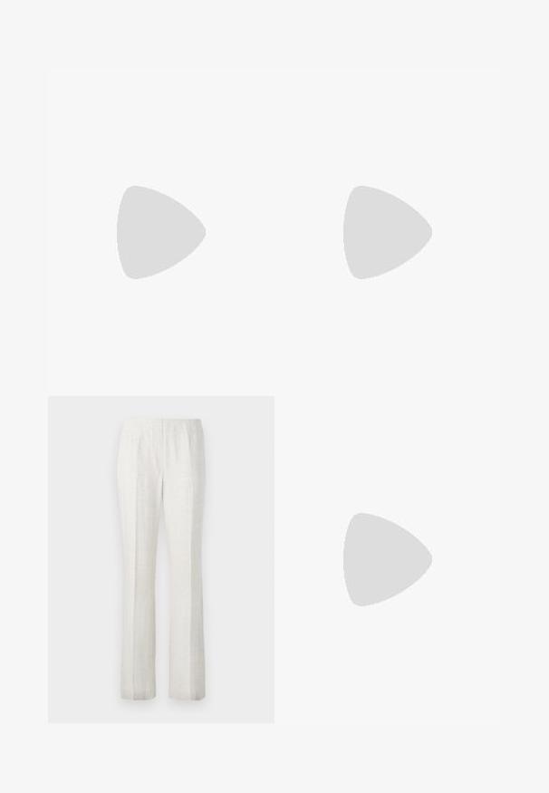 Ruda ilgomis rankovėmis golfas su juodu gėlių raštu. Audinys yra bangas, suteikiantis tekstūruotą išvaizdą.; Šviesios spalvos tiesios kojų kelnės su lygiu paviršiumi, turinčios priekinę raukšlę ir tvarkingą juosmens dizainą.; Smėlio spalvos patentuotas odinis atviras mules tipo sandalai su žemu stiletto kulnu. Zentralinis dekoratyvinis akcentas priekyje. Lygi, blizgi apdaila.; Juodas lakinės odos peties krepšys, turintis kreivą formą, su sidabriniu trikampio logotipu ir užtrauktuko uždarymu. Lygus paviršius ir siauras diržas.