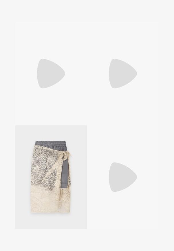 Tricou din bumbac galben deschis, cu guler rotund, mâneci scurte și un model de cusătură spiralată pe partea din față. Branding minimal în partea de jos.; Vivienne Westwood CHIPPENDALE UNISEX - Pantaloni scurți - grey; Mocasini negri din piele cu un finisaj neted, vârful rotund, cusături decorative și un toc jos, cu straturi. Fără branding vizibil.; Ochelari de soare din tortoise cu rame pătrate, lentile nuanțate de verde și accente contrastante de portocalie pe marginea brațelor.