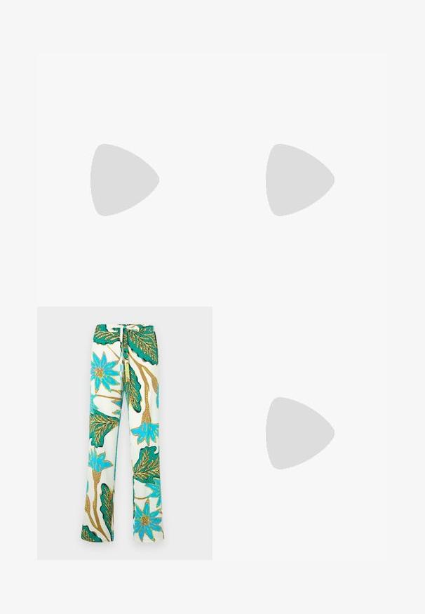 T-shirt a maniche corte in tessuto leggero, con un motivo floreale in blu e verde su sfondo bianco, con silhouette aderente.; Pantaloni con motivo floreale caratterizzati da fiori blu e foglie verdi su uno sfondo crema; il tessuto appare liscio con una vestibilità comoda.; Elleme ASYMMETRIC STRAP - Ciabattine con tacco - white; Orecchini a cerchio color oro con una forma curva e irregolare e una superficie liscia e lucida. Nessun hardware o accenti visibili.