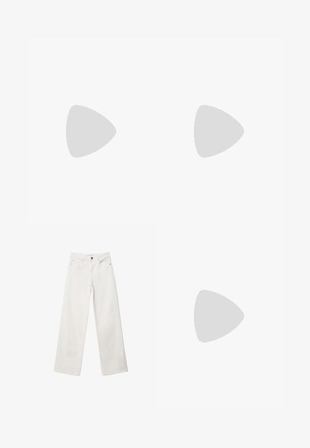 Lange mouwen shirt in lichtroze, met een off-shoulder ontwerp en gedraaid stof met een gladde textuur.; Witte wijde jeans van denim, met een hoge taille, vijf-pocket ontwerp en een metalen knoopsluiting. Glad van structuur, zonder patronen.; Zwarte wigvormige sandaal met een open teen en een gebogen, stoffen bovenkant met een textuurafwerking. De wiggenhak is ongeveer 8 cm hoog.; Grijze stoffen handtas met een halvemaanvorm, textuur op het oppervlak, zilveren kettingriem en rits sluiting. Zwarte accenten aan de onderkant.