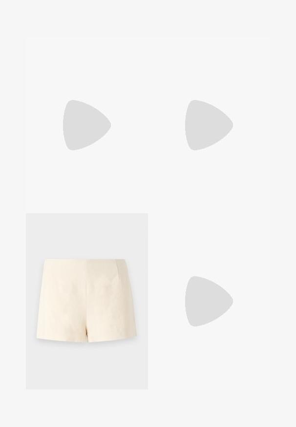 Vestido slip de cetim em verde claro com bordado floral em um dos ombros. Alças de espaguete ajustáveis, corte reto e textura suave.; Calções de alfaiataria bege feitos de tecido leve, com uma textura suave, linhas limpas e sem fechos ou bolsos visíveis.; Sapato de salto alto em pele branca com biqueira pontiaguda, faixa no tornozelo e um salto fino de stiletto. Textura suave com um leve acabamento brilhante.; Clutch de couro bege plissado com uma estrutura de metal prateado, apresentando dois fechos decorativos redondos e uma alça de corrente prateada.