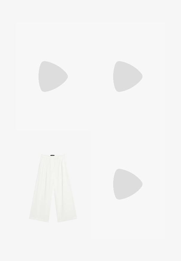 Haut orange sans bretelles avec un centre froncé, un motif subtil et de fines bretelles réglables. Fabriqué en tissu doux et extensible.; Pantalons larges blancs fabriqués dans un tissu doux et léger, dotés de plis à la taille pour un détail supplémentaire et une silhouette fluide.; Chaussure espadrille slip-on couleur crème avec une semelle en jute tressée, dotée d'un bout arrondi et d'un subtil accent décoratif sur le côté.; Sac fourre-tout en paille tissée de couleur beige naturel, avec des poignées en tissu blanc ornées d'accents en relief, une forme structurée et un design à ouverture supérieure.