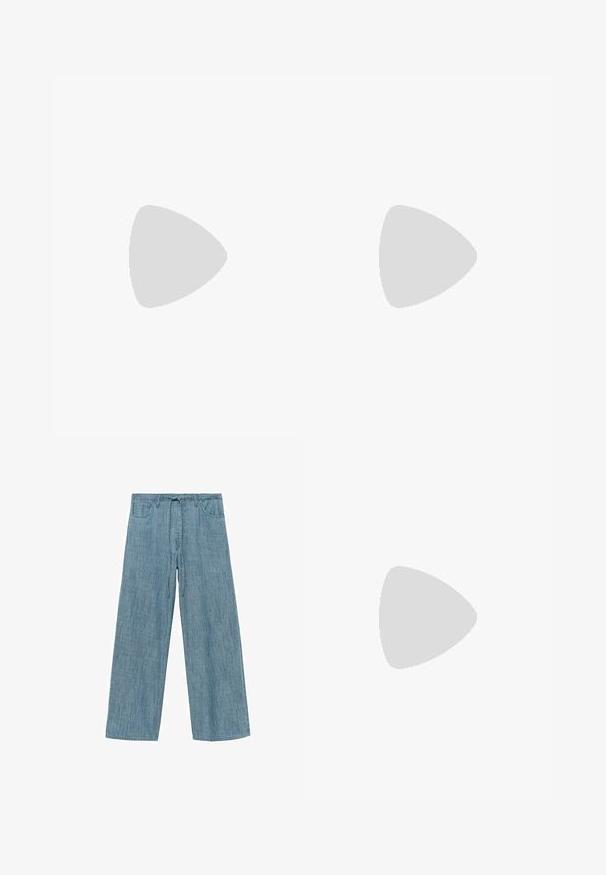 Orangenes, ärmelloses Top mit dünnen Trägern. Entworfen mit einer figurbetonten Silhouette, glatter Textur und verstellbarem Bindedetail im Rücken.; Hellblaue gestreifte weit geschnittene Hose mit einem Kordelzugbund, ausgestattet mit zwei Fronttaschen und einem weichen, strukturierten Stoff.; Schwarze, geflochtene Mules mit offenen Zehen und einem eleganten, geschwungenen Absatz. Das Material hat eine glatte Optik und weist ein strukturiertes, kariertes Muster auf.; Rote handgewebte Lederhandtasche mit einem geschwungenen, gepolsterten Henkel, Reißverschluss und einer strukturierten Oberfläche, die insgesamt einen glänzenden Schimmer aufweist.