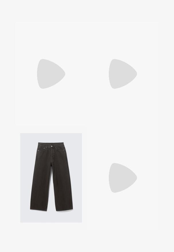 Långärmad topp i mörkgrått med V-ringning och fyra knappar. Mjuk tygkvalitet med en avslappnad passform och sömmar vid ärmsluten.; Svarta vida jeans i denim. Har ett standard midjeband, fem fickor och metallbeslag. Sytt detaljer längs sömmarna.; Vita flip-flops med en minimalistisk design, tillverkade av mjukt gummimaterial, med en platt sula och ett Y-format rem för stöd.; Svarta plastsolglasögon med gröna linser, fyrkantiga bågar, silverdetalj på ögonbrynet och texturerade skalmar. Angiven märkning på den inre skalmen.; Set med fem metallringar i olika bredder. Ringarna har en slät, polerad yta och en enhetlig silverfärg.