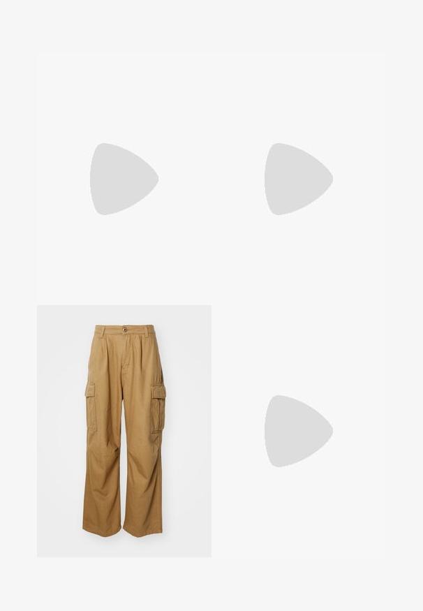 The North Face RELAXED TEE FUN PACK - T-shirt con stampa - white; Pantaloni cargo beige con design a gamba dritta, dotati di due tasche laterali e chiusura con bottone. Realizzati in un tessuto morbido e resistente.; Sneaker nere in suede con accenti bianchi, caratterizzate da un design low-top, chiusura con lacci e una spessa suola in gomma bianca. Logo del marchio sul tallone.; Collane in argento con stili di catena diversi si adagiano su una maglietta nera, evidenziando la texture metallica liscia e il design a strati.