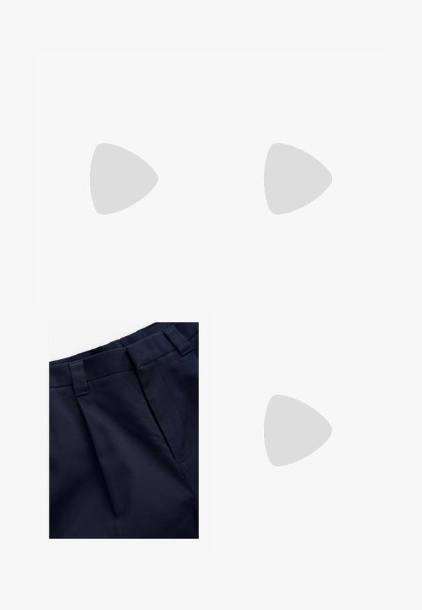 Černé bavlněné tričko s kulatým výstřihem, krátkými rukávy a třemi knoflíky na zapínání. Hladká textura, minimalistický design a bez vzorů.; Navy elegantní kalhoty se sklady z hladkého texturovaného materiálu. Disponují plochým pasem a poutky na opasek, navrženy pro pohodlí a dobré padnutí.; Béžové semišové mokasíny s kulatou špičkou, nízkým blokovým podpatkem a prošíváním na svršku. Hladký povrch a minimalistický design.; Černé sluneční brýle s obdélníkovým tvarem, tmavými skly, stříbrnými akcenty na spáncích a matným povrchem rámu.