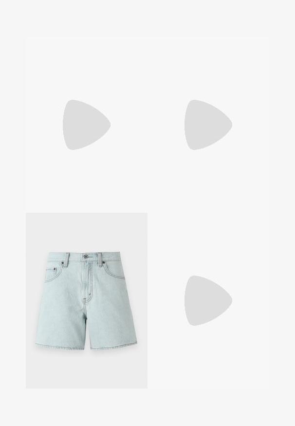 Ühe õla top kerge kangaga, millel on beež taust mustade ebaühtlaste täppidega, sile tekstuur ja keha lähedane lõige.; Heledad tumesinine denim lühikesed püksid kõrge vöökohaga, millel on kaks esist taskut, nööbiga sulgemine ja külgõmblused.; Kitsaste varvastega slingback kingad läikivast beežist patendist, kitsaste kontsade ja reguleeritava rihmaga kindla sobivuse tagamiseks.; Hõbedased rõngas kõrvarõngad, millel on sile ja poleeritud viimistlus. Ümmargune kuju, millel on veidi kumer disain ja sulandatud servad. Klambri sulgemine.