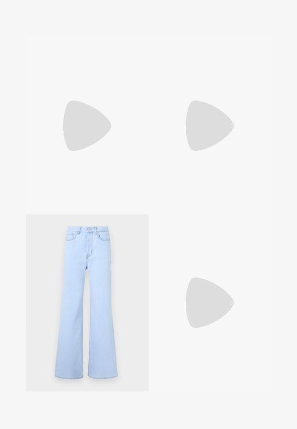 Tricou oversized gri fabricat din bumbac moale. Dispune de un guler rotund și mâneci scurte, cu o textură netedă și fără modele.; Jeans evazați de culoare albastru deschis, cu talie înaltă, având cinci buzunare, închidere cu nasture și o textură netedă de denim. Marginile sunt cusute curat.; Cizme negre până la genunchi, din piele netedă, cu vârf rotund, talpă groasă și o curea orizontală cu detaliu de cataramă rectangulară.; Geantă de mână din piele neagră, cu o formă curbată, curea unică, închidere cu fermoar și un branding subtil pe față. Textură fină, design minimalist.