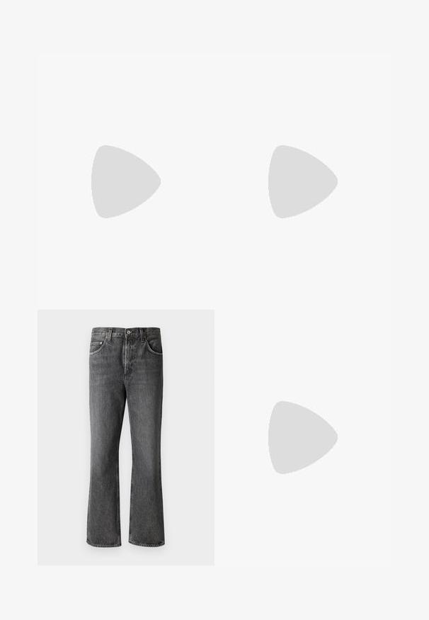 Tengerészkék hosszú ujjú póló kerek nyakú fazonnal, puha textúrával, könnyű anyagból készült, és laza szabású. A márka címkéje látható a nyaknál.; Sötétszürke farmernadrág, egyenes szárú szabással, öt zsebbel és fémből készült részletekkel a derékrésznél és a zsebeknél.; Fehér magas sarkú pumpa, hegyes orral, finom csillámos textúrával borítva. Ezüst fém sarok kiemeli a kontrasztot. Elegáns dizájn.; Fekete bőr kézitáska kerek formával, puha textúrával és csomózott fogantyúval, aranyszínű fém díszítéssel. Cipzáras záródás.