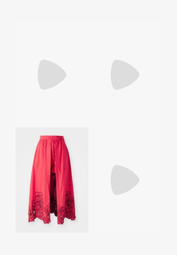 Črna rebrasta majica brez rokavov s krožnim izrezom in prozornim obrobom na ramenih. Vključuje etiketo znotraj izreza. Mehka tekstura.; sandro JUPE - Kratke hlače - rouge; Usnjeni loafer v temno burgundski barvi z sijočo površino. Ima šivano zgornji del, sprednji trak in ravno gumijasto podplat.; Črna usnjena torbica s ukrivljeno silhueto, kratkim ročajem, centralno zlatim okrasom in gladko teksturo. Brez vidnih vzorcev ali dodatkov.