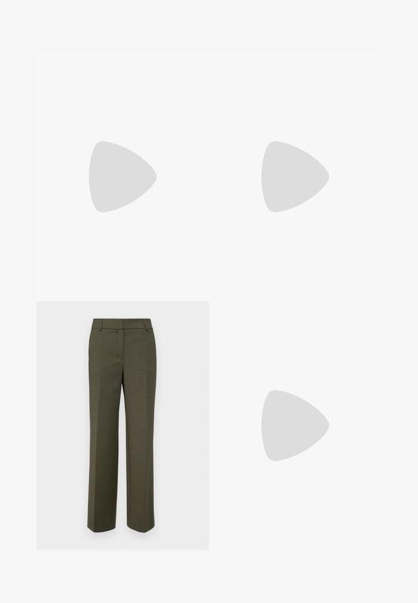 sandro HAUT - Top - ecru; Pantalones ajustados de color verde oliva, hechos de una tela texturizada. Presentan un diseño de pierna recta con una parte delantera plana y sin adornos visibles.; Bailarina de ante en color beige con una ligera punta afilada, un lazo en la parte delantera y un pequeño logo metálico en el talón. Suela plana.; Bolso de mano de cuero marrón con cierre de solapa, herrajes en tono dorado, correa para el hombro y una textura suave. Forma rectangular compacta.