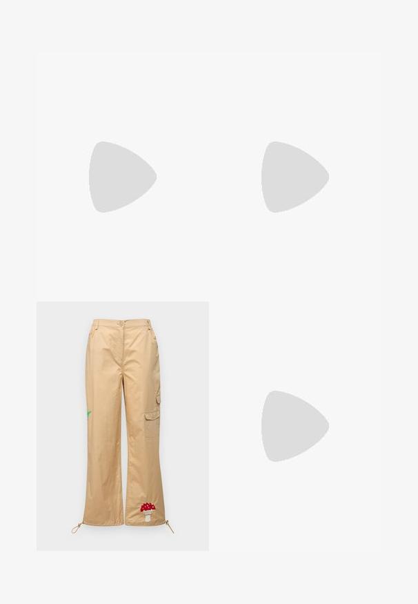Hvit langermet skjorte med en bølget rød halsfinke. Har en liten grønn og rød jordbærbrodering på forsiden.; Beige cargo bukser laget av glatt stoff, med brodert sopp og palmeblad, justerbar kant og sidelommer.; Brune lær sandaler med tynde stropper, en gylden cirkulær detalje og en flad sål. Minimalistisk design med justerbar spænde.; Gul, myk teksturert clutch-veske med en strukturert topp, samlet bunn og en tynn, avtakbar stropp. Glidelåslukking på toppen.