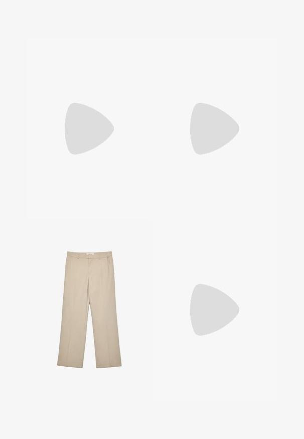 Stradivarius NECKHOLDER - Top - mottled light blue; Stradivarius Stoffhose - stone; Flockige weiße Sneaker aus strukturiertem Mesh und synthetischen Materialien, mit einer dicken Sohle und komplizierten Mustern entlang der Seiten.; Denim-Handtasche mit geschwungener Form, hellblauer Farbe, verstellbarem Schultergurt und einem kleinen abnehmbaren Täschchen mit metallischen Akzenten.