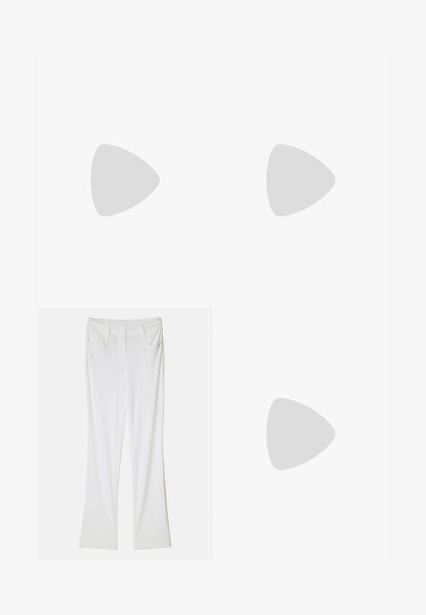 Svetlo modra polo majica s kratkimi rokavi in teksturiranim vzorcem, bel ovratnik in trije rjavi gumbi. Enobarvni beli manšeti na koncih rokavov.; Bela široka hlače iz gladkega tkanja z dvema sprednjima žepoma in šivanim pasom za prilagojen videz.; NEOUS IRENA - Klasične pete - black; Bež torbica iz usnja z gladko teksturo, pravokotne oblike in z zlatim ovalnim zapenjanjem. Ima dolgo, nastavljivo naramnico.