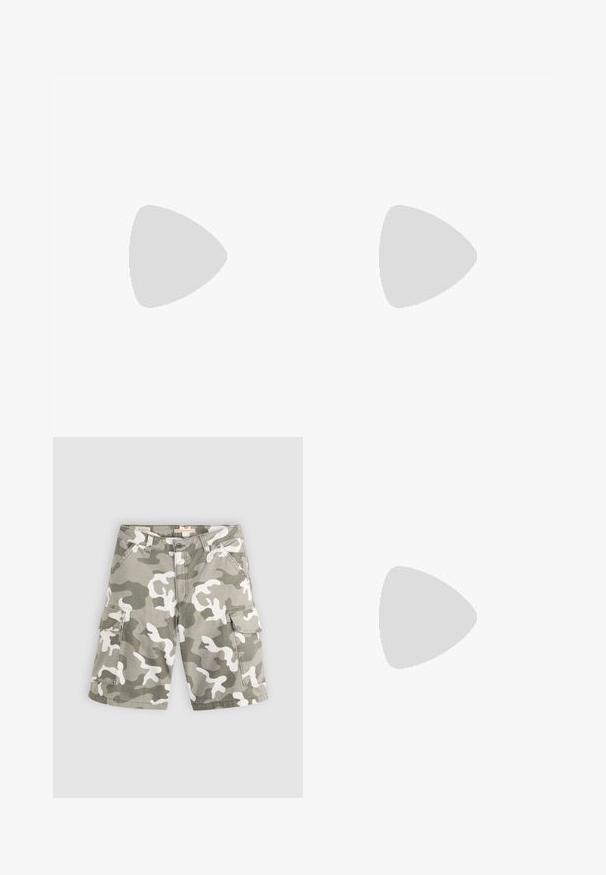 Zwei Trägershirts in Weiß und Marineblau mit gerippter Textur, Rundhalsausschnitt und dem Wort "GAP", das in kontrastierenden Farben auf der Vorderseite aufgedruckt ist.; Levi's® BAGGY DAD CARGO SHORT - Jeans Shorts - bader camo agate gray; Schwarze Lederflachschuhe mit spitzem Zeh, ausgestattet mit zwei schwarzen Riemen und goldenen quadratischen Schnallen. Glatte Textur und flache Sohle.; Schwarze Leder-Umhängetasche mit einer lässigen Form und Nahtdetails. Das Modell trägt ein pink-weiß gestreiftes Hemd zu weit geschnittenen blauen Jeans.