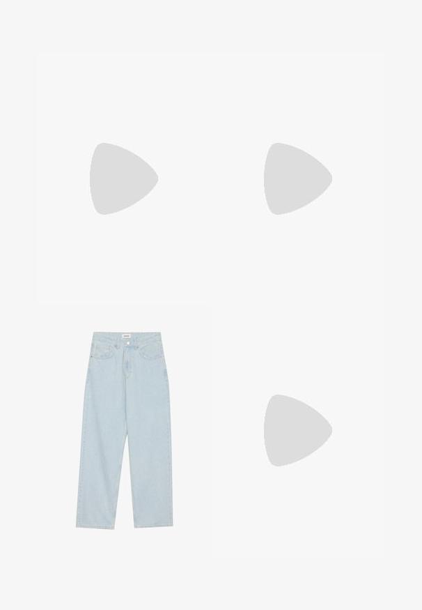 Hvit bomull t-skjorte med en svart grafisk logo med et "A" og to horisontale striper, merket "Alpha Industries" med steddetaljer under.; Lys blå vide jeans laget av denim, med middels høyde på livet, fem lommer og en knappelukking med en slank metalldetalj.; Hvit og lys grå atletisk sneaker med mesh- og syntetisk overdel, polstret krage, teksturerte detaljer og en tykk gummisåle.; Fem sølvringer: en med et svart sirkulært detalj, en med et hvitt og svart geometrisk mønster, og de andre med forskjellige former og overflater.