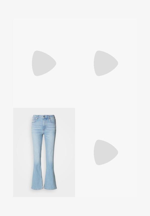 Mørkeblå ribbet polo t-shirt med korte ærmer, tre-knaps lukning og krave. Glat tekstur og tætsiddende design. Ingen synlige mønstre.; Lyseblå vide jeans lavet af denim med høj talje, prydet med subtil falming og en standard lynlås-lukning.; Hvide kanvas sneakers med en struktureret overdel, rundt tåhætte, flad sål og snørelukning. Har en let flossede krave og en løkke.; Grå ruskind tote taske med to mørke læderhåndtag. Har stikninger på siderne, blød tekstur og en rummelig åbning.; Fire sølv ringe med forskellige designs: snoet band, lagdelte kurver, delikate krystaller og et glat band med små detaljer.